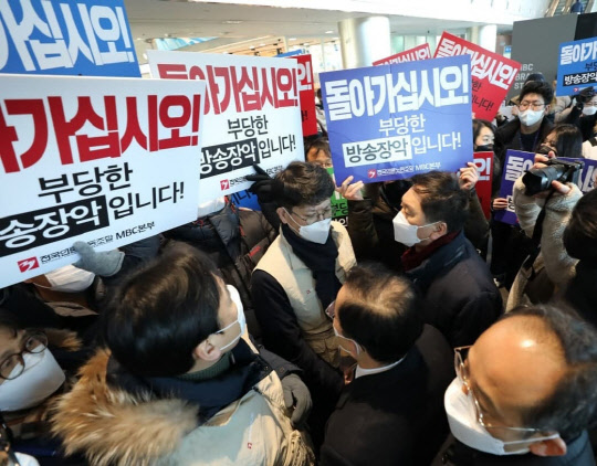 윤석열 대선 후보 배우자 김건희씨의 '7시간 통화 녹취록'을 보도 예고한 MBC를 항의 방문한 국민의힘 김기현 원내대표와 의원들이 14일 서울 마포구 상암동 MBC 사옥 로비에서 MBC 노조원들과 대치하고 있다.   연합뉴스
